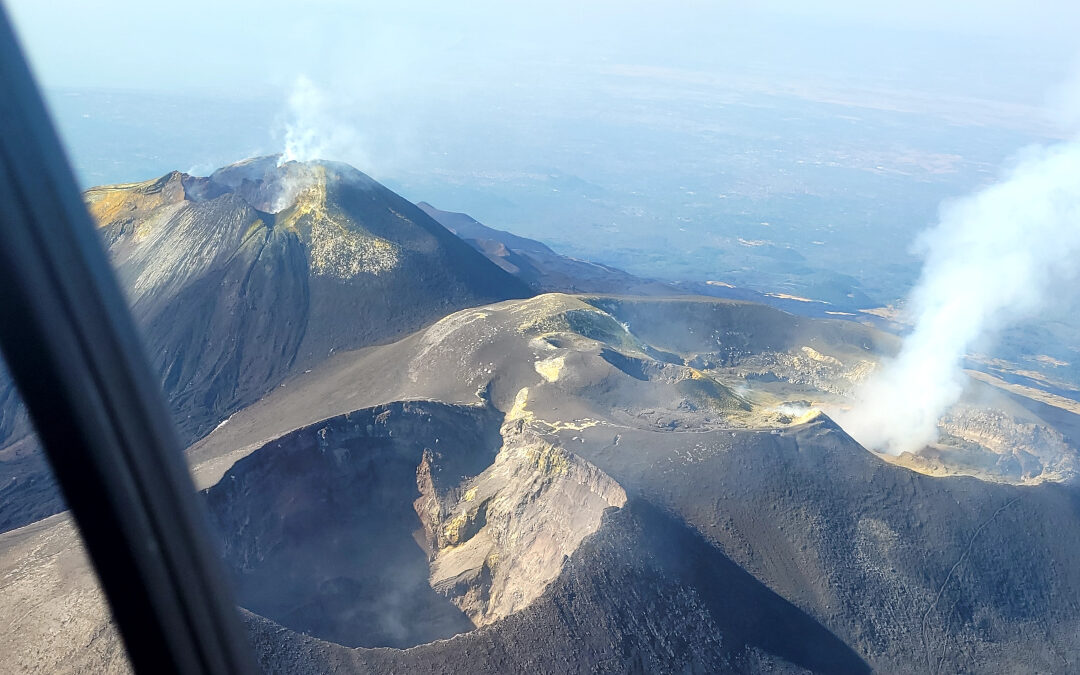 Vue d'hélicoptère sur les principaux cratères de l'Etna