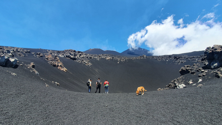 De Cisternazza mijnkrater aan de zuidkant van de Etna