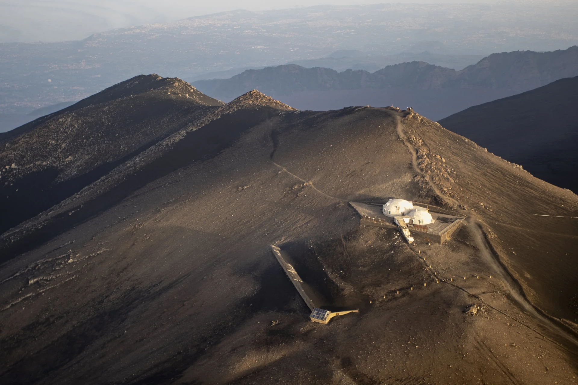 Scoprite l&apos;attività vulcanica, i pericoli dell&apos;Etna, i metodi di monitoraggio e molto altro nel nostro tour Etna 3000!